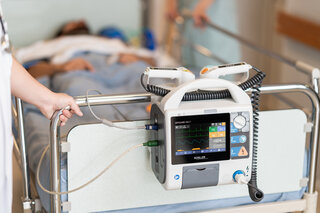 connected defibrillator/monitor | © SCHILLER