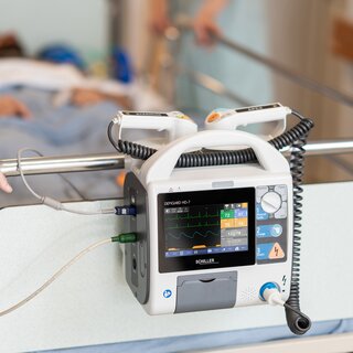 connected defibrillator/monitor | © SCHILLER