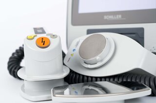 connected defibrillator/monitor | © SCHILLER