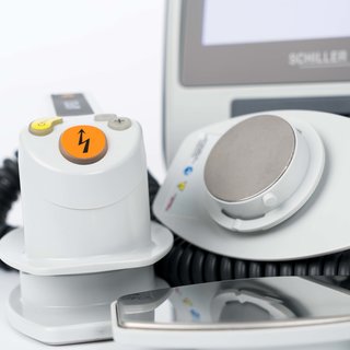 connected defibrillator/monitor | © SCHILLER