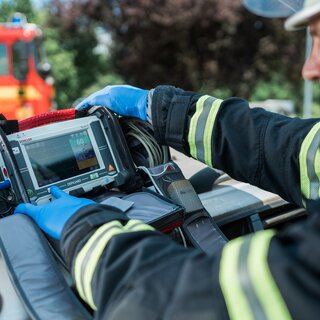 Emergency monitor and defibrillator | © SCHILLER