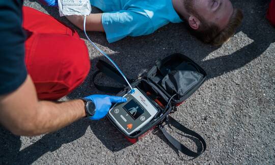 Small and powerful defibrillator | © SCHILLER