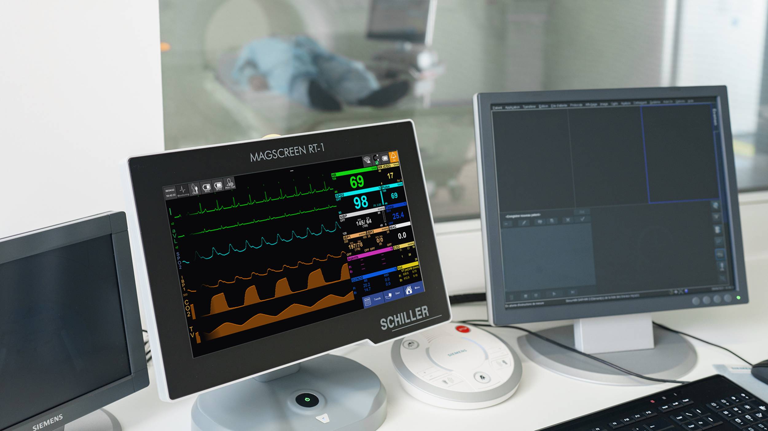 Monitoring during the examination, fully controlled from outside the Faraday cage | © SCHILLER